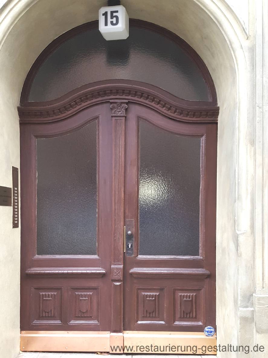 Restaurator für Holzimitation und Malermeister Schimpf hat eine Holzimitation aus dem Jugendstil restauriert.